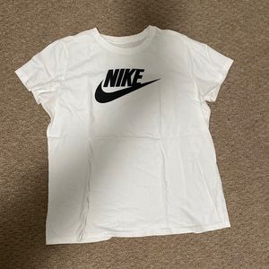 white nike tee shirt